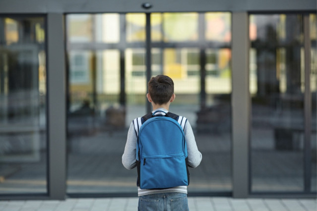 Niño con mochila