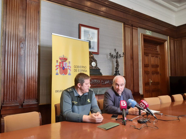 El delegado del Gobierno en funciones en Baleares, Ramon Morey,  y el teniente coronel de la Guardia Civil, Antonio Orantos, comparecen en rueda de prensa.