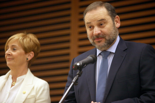 El ministro de Transportes, Movilidad y Agenda Urbana, José Luis Ábalos y la consejera de Desarrollo Económico e Infraestructuras, Arantxa Tapia, durante la IV Jornada Internacional Ferroviaria 'Basque Railway 2020'.