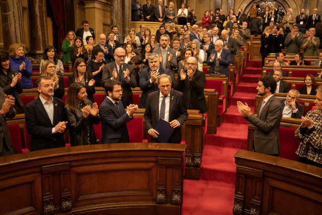 El president de la Generalitat, Quim Torra, es aplaudido a su llegada a un pleno extraordinario convocado tras la decisión de la Junta Electoral Central (JEC) de inhabilitarle