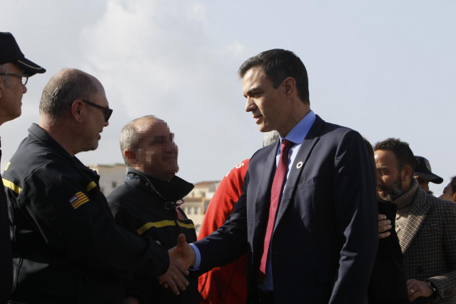 El presidente del Gobierno, Pedro Sánchez, saluda a los efectivos implicados en el dispositivo de emergencias de la borrasca 'Gloria' en el Puerto de Cala Ratjada en Capdepera (Mallorca)