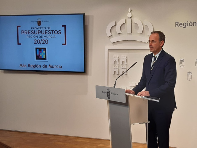 El consejero de Hacienda y Presidencia, Javier Celdrán, en rueda de prensa