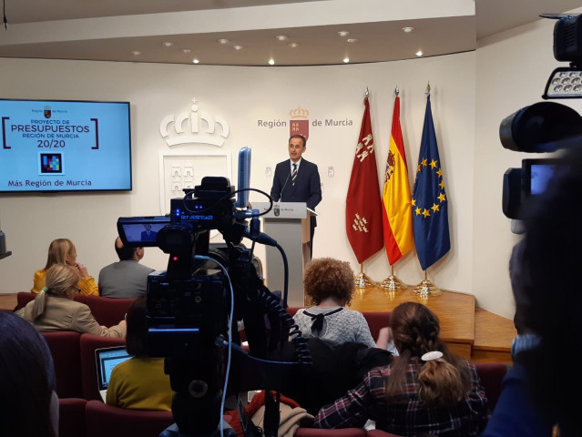 El consejero de Hacienda y Presidencia, Javier Celdrán, en rueda de prensa