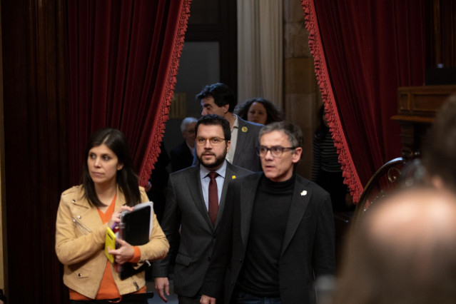 La portavoz de ERC, Marta Vilalta (izq); el vicepresidente de la Generalitat (centro) y el 'número dos' del exvicepresidente Oriol Junqueras, Josep Maria Jové (dech), a su llegada al Pleno del Parlament, en Barcelona (España), a 27 de enero de 2020.