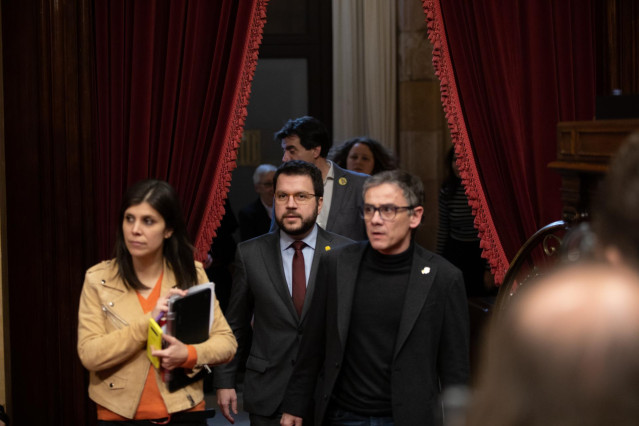 La portavoz de ERC, Marta Vilalta (izq); el vicepresidente de la Generalitat (centro) y el 'número dos' del exvicepresidente Oriol Junqueras, Josep Maria Jové (dech), a su llegada al Pleno del Parlament, en Barcelona (España), a 27 de enero de 2020.