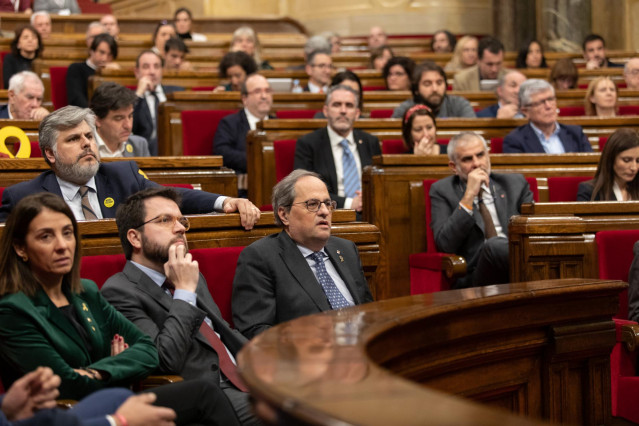 La consellera de Presidencia y portavoz del Govern, Meritxell Budó (1i); el vicepresidente de la Generalitat, Pere Aragonés (2i) y el president de la Generalitat, Quim Torra (3i), en el Pleno del Parlament, en Barcelona (España), a 27 de enero de 2020.