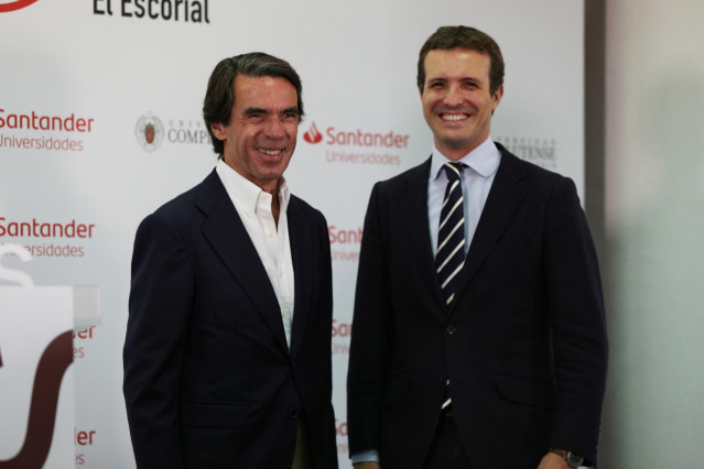 (I-D) El expresidente del Gobierno, José María Aznar y el presidente del Partido Popular, Pablo Casado, posan juntos durante el acto de apertura del Curso de Verano de FAES en el Real Centro Universitario Escorial-María Cristina de San Lorenzo de El Escor