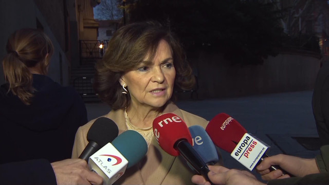La vicepresidenta primera del Gobierno, Carmen Calvo, antes de participar en una conferencia sobre la figura de Clara Campoamor.