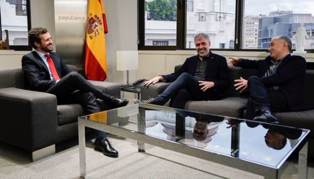 El presidente del PP, Pablo Casado, junto a los secretarios generales de UGT, José María Álvarez, y de CCOO, Unai Sordo