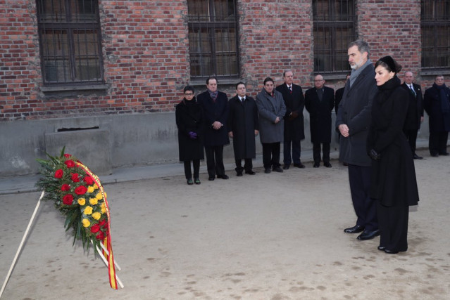 Los Reyes Felipe y Letizia realizan una ofrenda floral ante el “muro de la muerte” durante la ceremonia de conmemoración del 75º aniversario de la liberación del campo de concentración y exterminio de Auschwitz-Birkenau, en Polonia a 27 de enero de 2020.