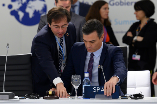 El diplomático José Manuel Albares asiste al presidente del Gobierno, Pedro Sánchez, en la cumbre del clima COP25 celebrada en Madrid