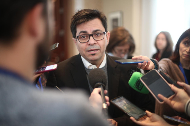 El secretario primero de la Mesa del Congreso, Gerardo Pisarello (UP), atiende a los medios de comunicación