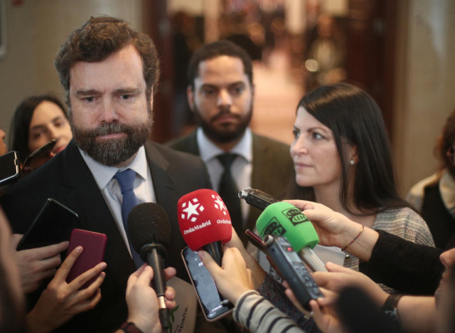 El portavoz de Vox en el Congreso, Iván Espinosa de los Monteros, atiende a los medios de comunicación a su llegada a la Junta de Portavoces en el Congreso de los Diputados
