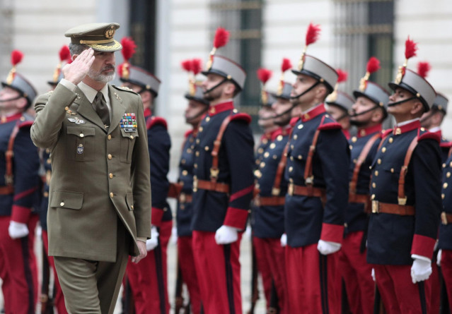 El Rey Felipe VI pasa revista a su llegada al Cuartel General del Ejército de Tierra