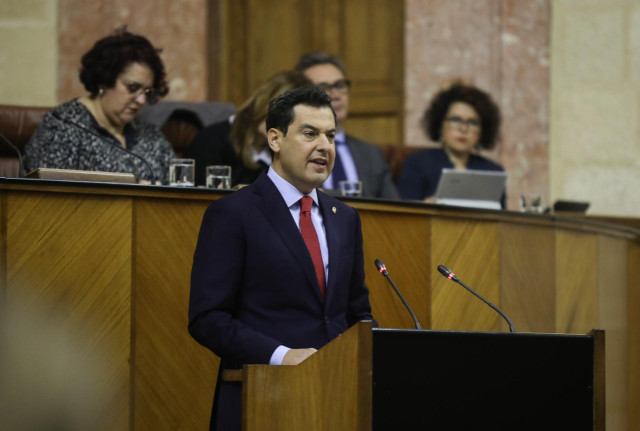 El presidente de la Junta de la Junta de Andalucía, Juanma Moreno, durante su compararencia en un pleno extraordinario del Parlamento andaluz para informar sobre el Estado de la Comunidad Autónoma.   En el Parlamento de Andalucía, a 28 de enero de 2020.