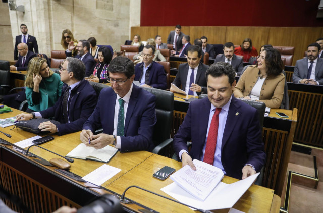 Comparecencia a petición propia del presidente de la Junta de Andalucía, Juanma Moreno (1d), en un pleno extraordinario del Parlamento andaluz para informar sobre el Estado de la Comunidad Autónoma. En la imagen, junto al vicepresidente de la Junta, Juan