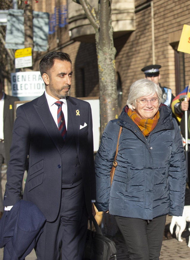 14 November 2019, Scotland, Edinburgh: Spanish Professor Clara Ponsati (R) arrives with her lawyer Aamer Anwar at St Leonard's Police Station as she faces extradition to Spain. Photo: Lesley Martin/PA Wire/dpa