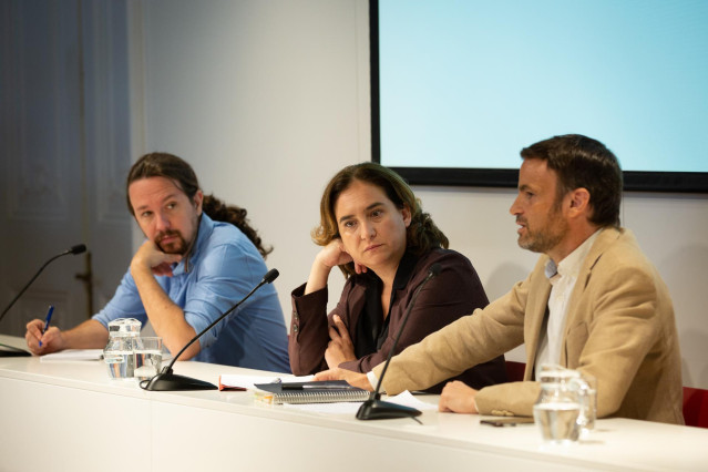 (I-D) El secretario general de Podemos, Pablo Iglesias; la alcaldesa de Barcelona, Ada Colau; y el portavoz de En Comú Podem en el Congreso de los Diputados, Jaume Asens, durante una reunión en el Colegio de Periodistas, para evaluar la situación catalana