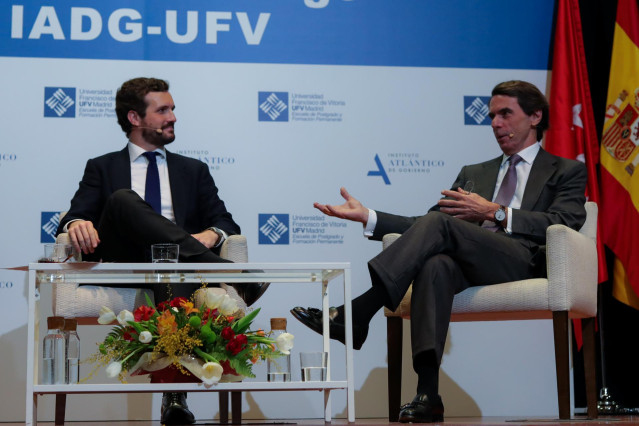 El presidente del Partido Popular, Pablo Casado (i) y el expresidente del Gobierno, José María Aznar (d) durante el diálogo `España ante un cambio de régimen´en el Auditorio de la Universidad Francisco de Vitoria, en Madrid (España), a 28 de enero de 2020