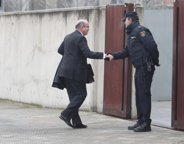 El coronel de la Guardia Civil y el coordinador del dispositivo policial del referéndum ilegal del 1 de octubre, Diego Pérez de los Cobos, saluda a un agente de Policía Nacional a su llegada a la Audiencia Nacional, en la jornada en la que comienza la fas