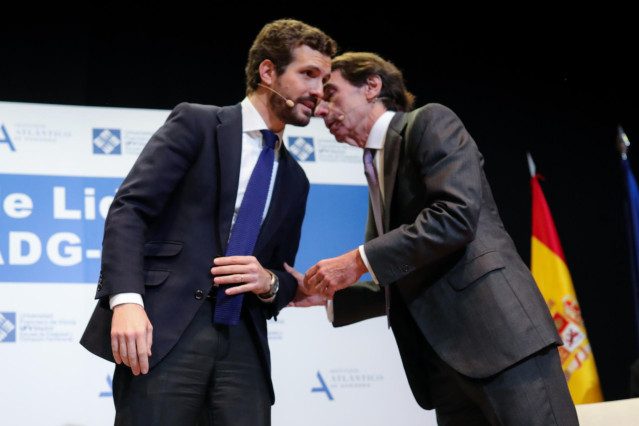 El presidente del Partido Popular, Pablo Casado (i) y el expresidente del Gobierno, José María Aznar (d) participan en el diálogo `España ante un cambio de régimen´´ en el Auditorio de la Universidad Francisco de Vitoria, en Madrid (España), a 28 de enero