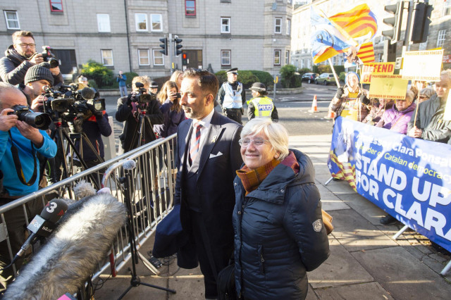 14 November 2019, Scotland, Edinburgh: Spanish Professor Clara Ponsati (R) arrives with her lawyer Aamer Anwar at St Leonard's Police Station as she faces extradition to Spain. Photo: Lesley Martin/PA Wire/dpa