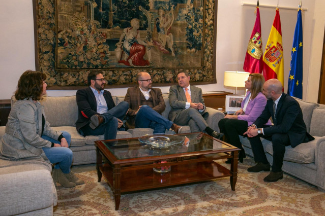Reunión del presidente de C-LM, Emiliano García-Page, con miembros del PSOE y Cs