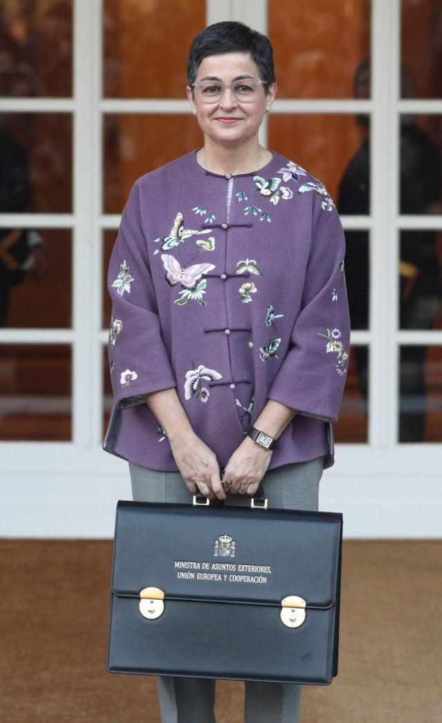 La ministra de Asuntos Exteriores, Unión Europea y Cooperación, Arancha González Laya, posa con la cartera de su ministerio, a su llegada a La Moncloa para la primera reunión del consejo de ministros del Gobierno de coalición de PSOE y Unidas Podemos en l