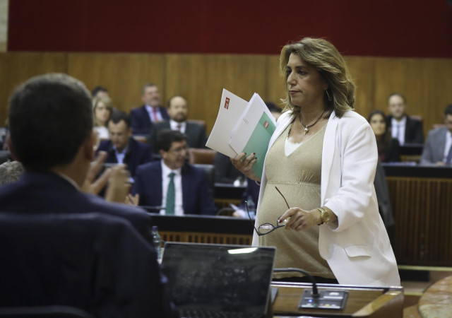 La secretaria general del PSOE-A, Susana Díaz (d), tras su intervención un pleno extraordinario del Parlamento andaluz para informar sobre el Estado de la Comunidad Autónoma.   En el Parlamento de Andalucía, a 28 de enero de 2020.