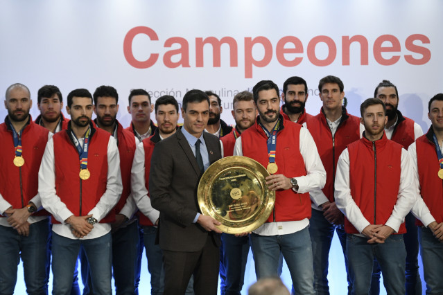 El presidente del Gobierno, Pedro Sánchez (c), posa con la copa junto al capitán del equipo, Raúl Entrerríos, tras la victoria de la Selección Nacional Masculina de Balonmano en el Campeonato de Europa 2020, en La Moncloa (Madrid), a 28 de enero de 2020.