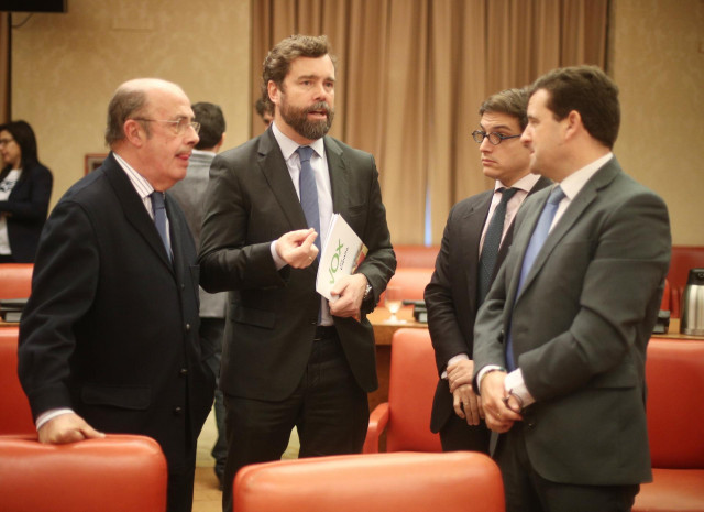 El portavoz de Vox en el Congreso, Iván Espinosa de los Monteros junto a otros dirigentes de Vox en el Congreso