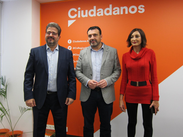 El portavoz de la comisión gestora de Ciudadanos, Jerónimo Moya, junto a Valle Miguélez y David Sánchez