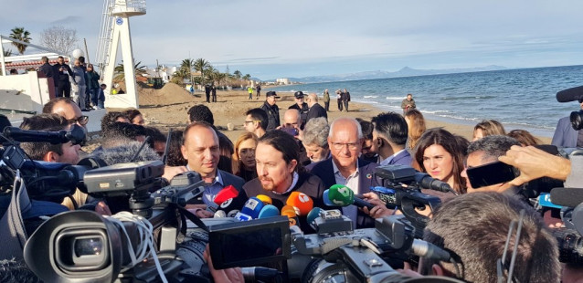 Iglesias atiende a los medios en la playa de Oliva (Valencia)