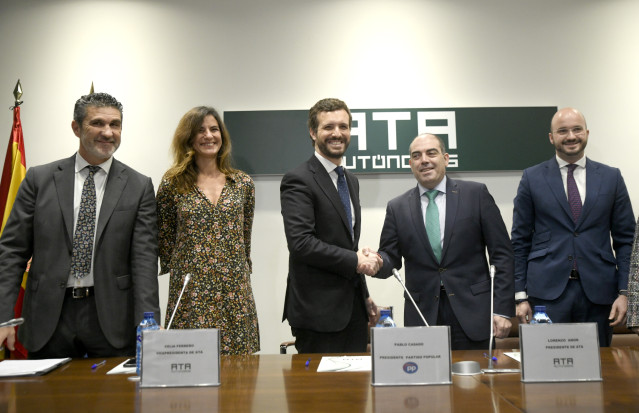 (I-D) El secretario general de la Asociación de Trabajadores Autónomos (ATA), José Luis Perea; la vicepresidenta ejecutiva de la ATA, Celia Ferrero; el presidente del PP, Pablo Casado; el presidente de la ATA, Lorenzo Amor; y el vicepresidente de la ATA,