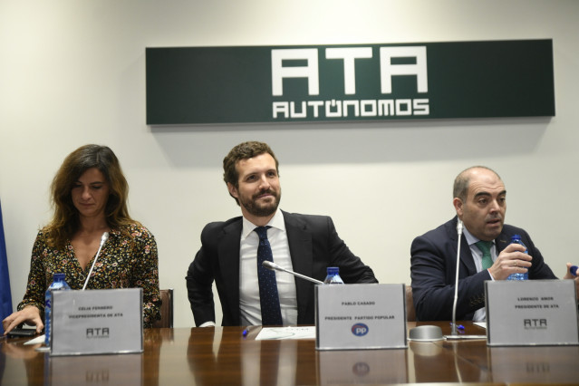 (I-D) La vicepresidenta ejecutiva de la ATA (Asociación de Trabajadores Autónomos), Celia Ferrero; el presidente del PP, Pablo Casado; y el presidente de la ATA, Lorenzo Amor, durante la inauguración de la reunión de la Junta directiva de ATA, en Madrid (