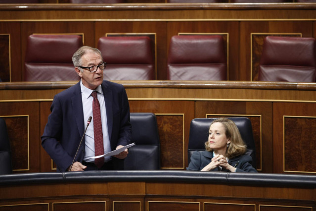 El ministro de Cultura y Deporte, José Guirao, interviene desde su escaño en un pleno  del Congreso