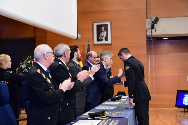 Fernando Grande-Marlaska condecora a los policías heridos en los disturbios en Cataluña tras la sentencia del 1-O