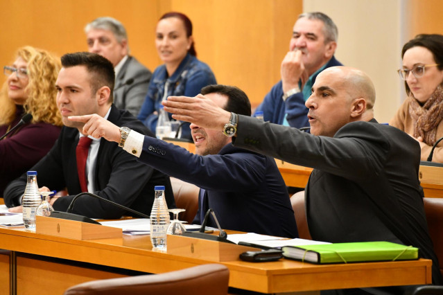 Diputados  de VOX se cruzan insultos en la  Asamblea de Ceuta que ha tenido que ser suspedida  por insultos y amenazas entre diputados por los mensajes de Vox  .