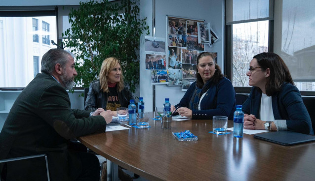 La presidenta del PP navarro, Ana Beltrán, con la presidenta de ATV, Maite Maite Araluce, y su equipo, formado por el Consejero de la Asociación Miguel Folguera, y la abogada Carmen Ladrón de Guevara,