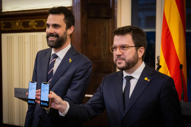 (I-D) El president del Parlament, Roger Torrent; y el vicepresident de la Generalitat, Pere Aragonès, durante la presentación de los Presupuestos de la Generalitat de 2020 en la Comisión de Economía del Parlament de Catalunya, en Barcelona/Cataluña (Españ