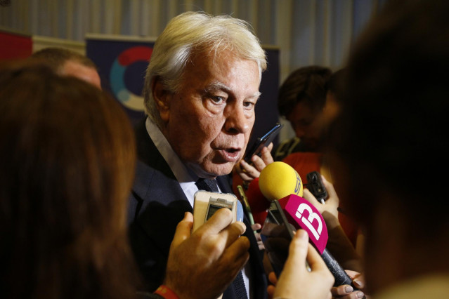 El expresidente del Gobierno Felipe González, atiende a los medios de comunicación antes de la conferencia 'Crisis de las reglas del juego' en el Hotel GPRO Valparaíso, en Palma (Palma de Mallorca) a 17 de octubre de 2019.