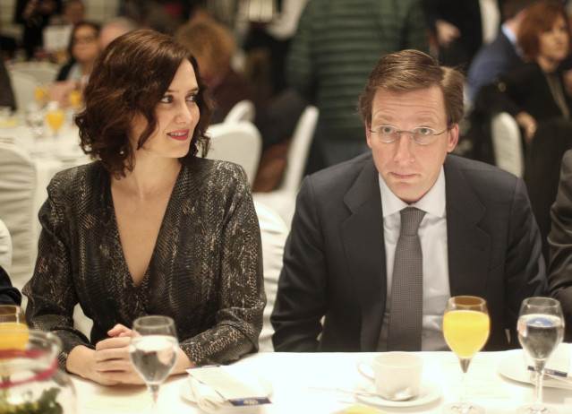 La presidenta de la Comunidad de Madrid, Isabel Díaz Ayuso y el alcalde de Madrid, José Luis Martínez-Almeida, en un desayuno informativo de Fórum Europa, en el que han participado miembros del Ayuntamiento y la Comunidad de Madrid, en Madrid (España), a