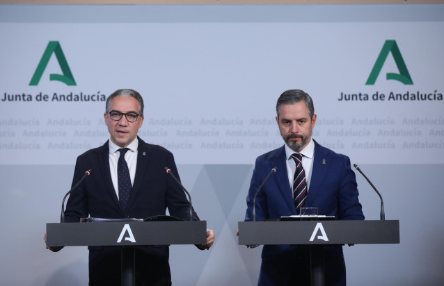 Los consejeros de la Presidencia, Elías Bendodo, y Hacienda, Juan Bravo, en rueda de prensa posterior a la reunión semanal del Consejo de Gobierno de la Junta de Andalucía
