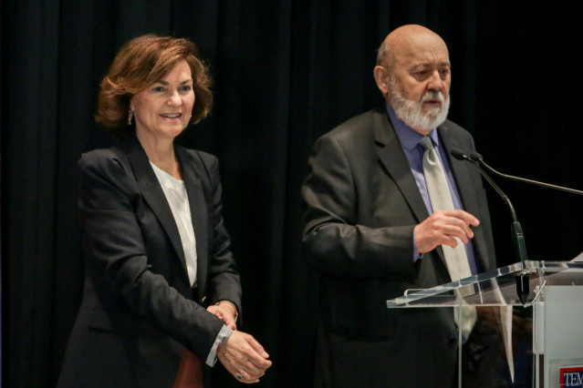 (I-D) La vicepresidenta del Gobierno en funciones, Carmen Calvo, y el director de la Revista Temas, José Félix Tezanos, durante la presentación del número 300 de la Revista Temas, en Madrid a 18 de noviembre de 2019.