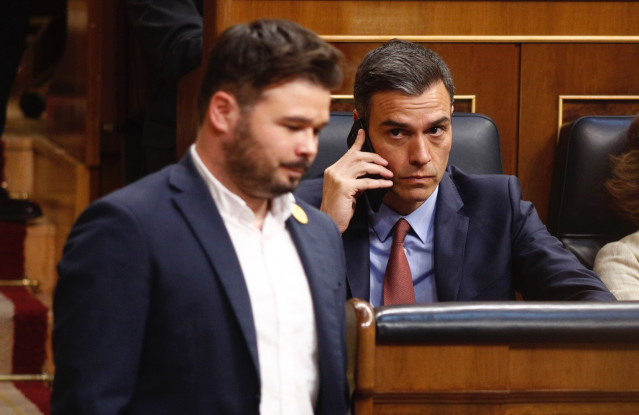 El presidente del Gobierno, Pedro Sánchez, y el portavoz de ERC en el Congreso, Gabriel Rufián.