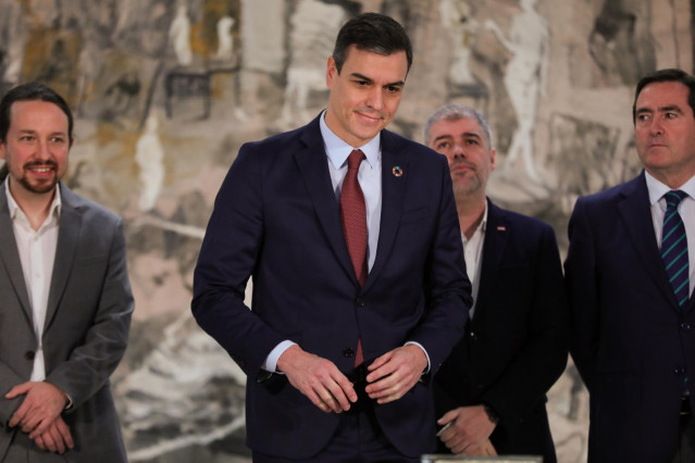 El presidente del Gobierno, Pedro Sánchez, firma el acuerdo de subida del Salario Mínimo Interprofesional (SMI), en La Moncloa /Madrid (España), a 30 de enero de 2020.