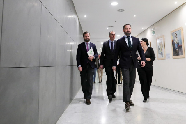 El presidente de Vox, Santiago Abascal; el portavoz en el Congreso, Iván Espinosa de los Monteros; y la secretaria general del grupo, Macarena Olona