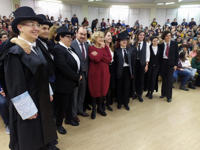 Manuela Carmena acompañada por el rector de la USC, Antonio López, y un grupo de personas disfrazadas de Concepción Arenal