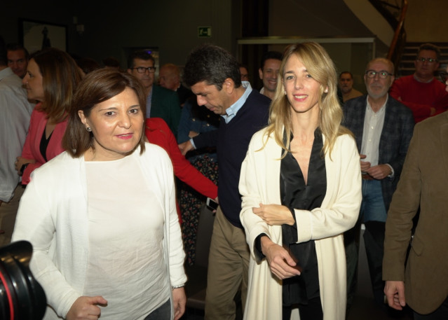 La presidenta del PPCV, Isabel Bonig (i) y la portavoz del Partido Popular en el Congreso, Cayetana Álvarez de Toledo (d) a su llegada a la clausura de las Jornadas Interparlamentarias del Partido Popular de la Comunidad Valenciana (PPCV), en el Ateneo Me