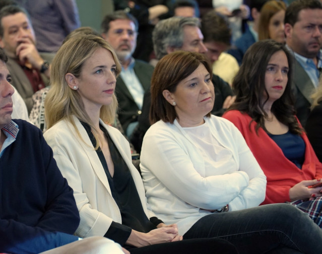 (I-D) La portavoz del Partido Popular en el Congreso, Cayetana Álvarez de Toledo, y la presidenta del PPCV, Isabel Bonig